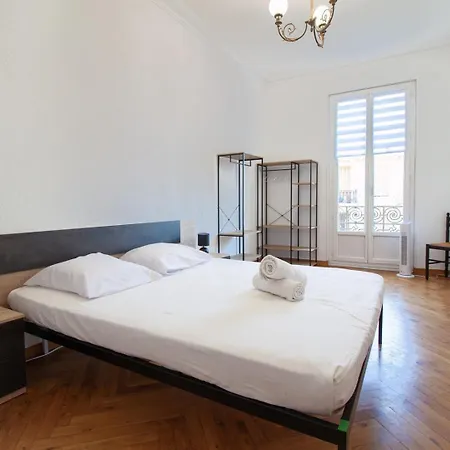 Bright 2-bedroom - La Libération