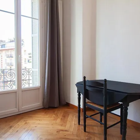 Bright 2-bedroom - La Liberation *