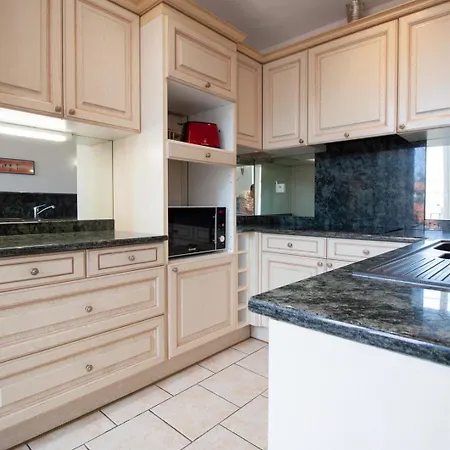 Bright 2-bedroom - La Liberation Apartamento